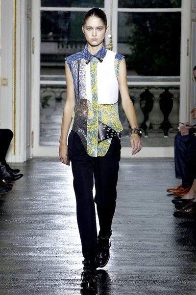 Look 32